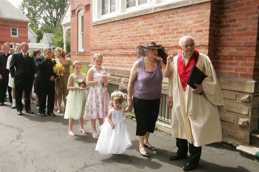 18 couples trade wedding vows at historic mansion picture image