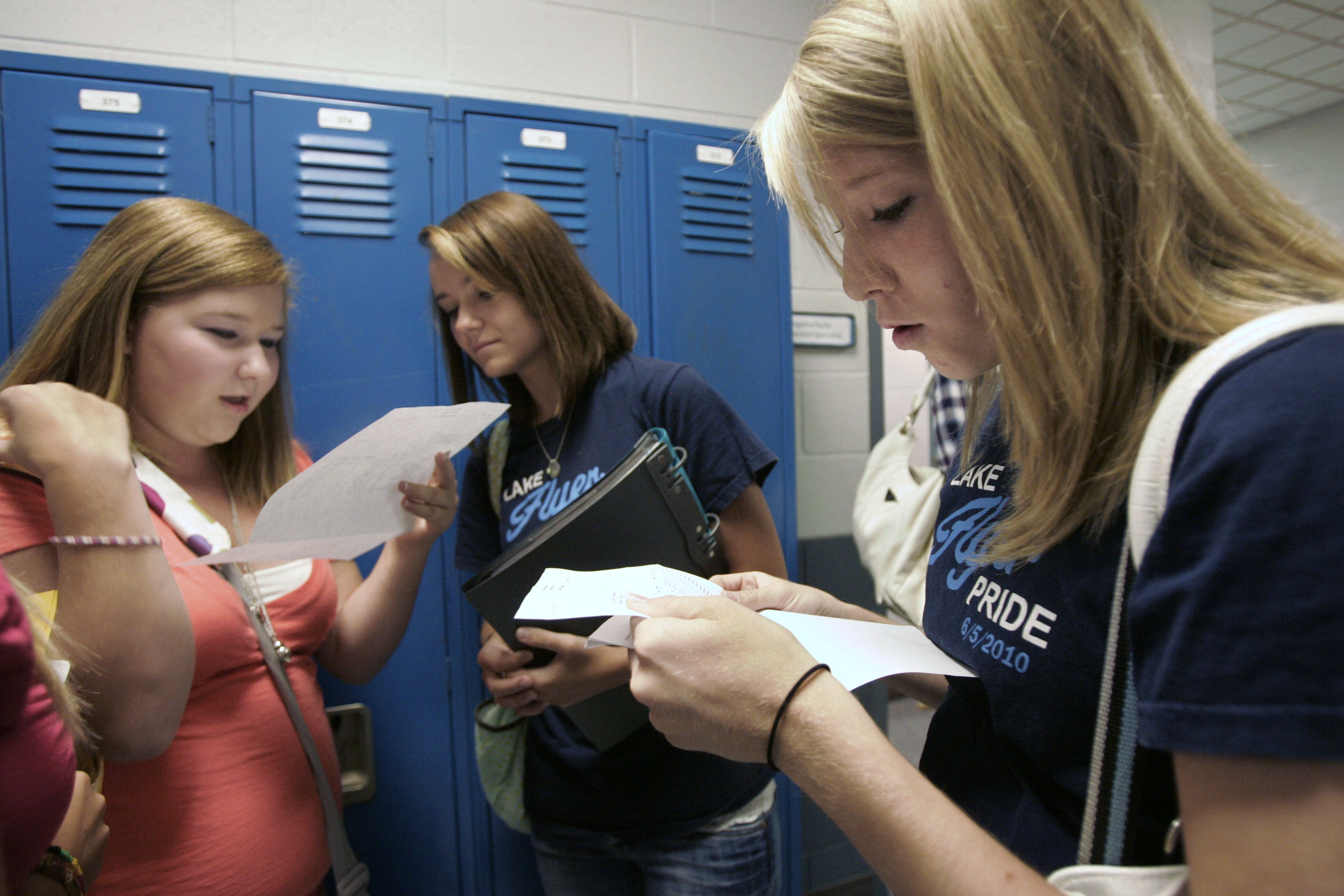 upperclassmen-welcomed-to-1st-day-of-classes-at-lake-the-blade