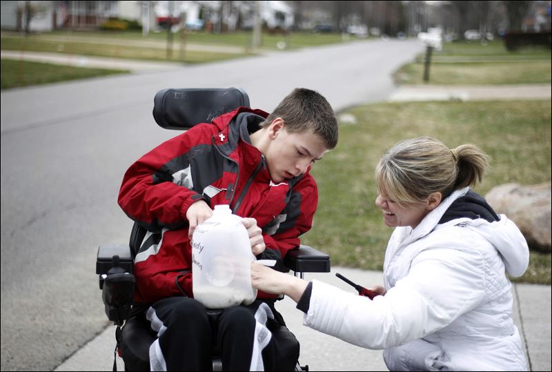  - Neighbors-to-line-street-with-light-to-honor-slain-officer