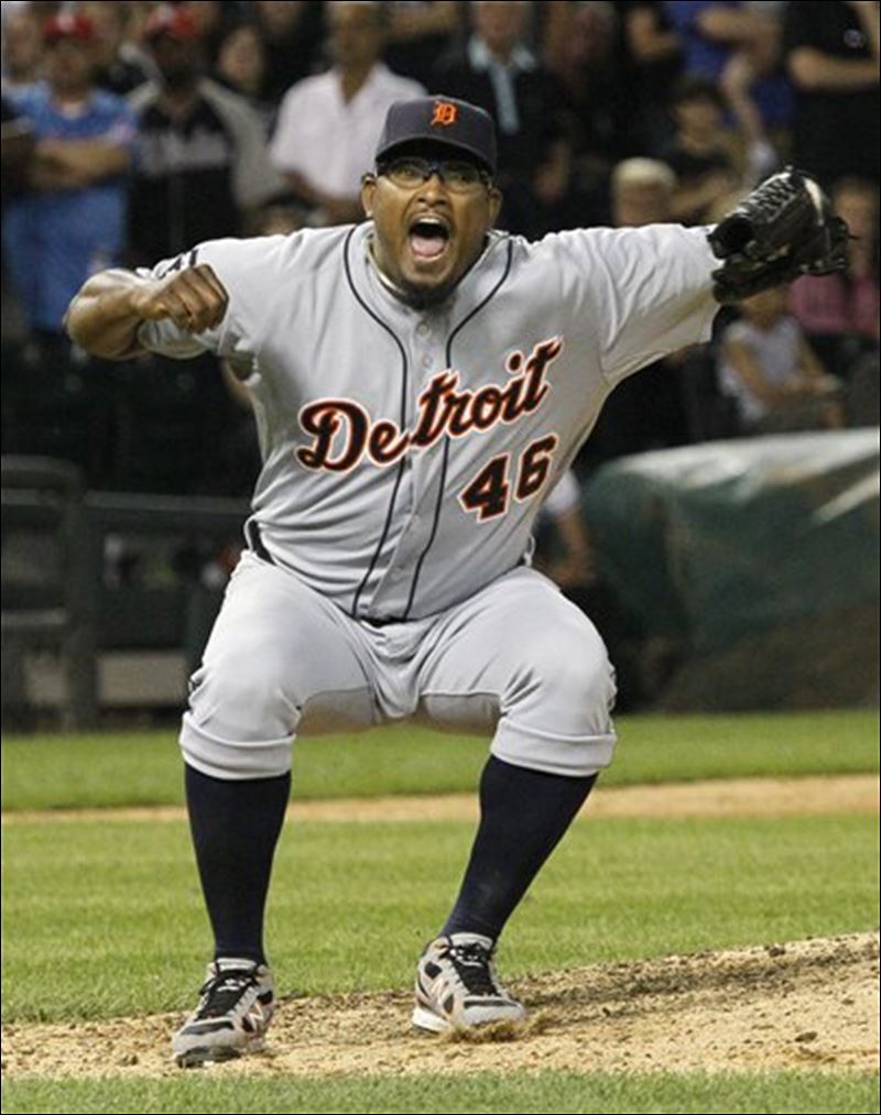 Jose-Valverde-Tigers-defeat-White-Sox-Gordon-Beckham.jpg