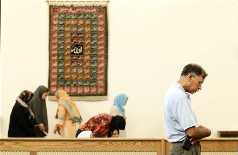  - Fayyaz-Hashmi-prays-during-day-of-unity