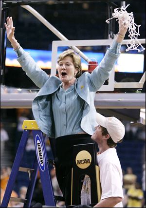 pat coach summitt summit basketball tennessee retire lady dementia revealed onset early season she before vols visit next 1098 seasons