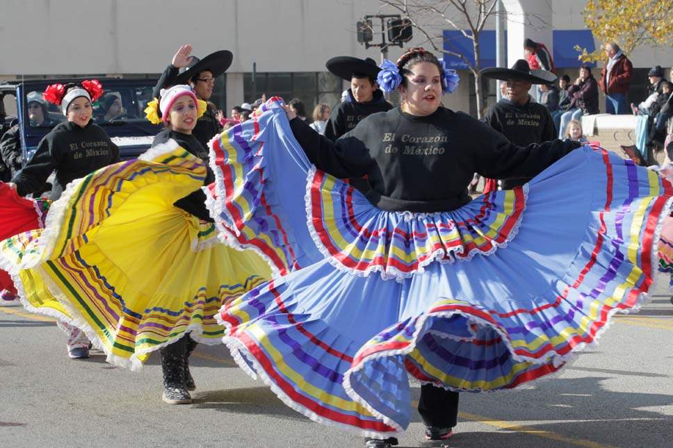 Holiday-Parade-Dancers-with-El-Corazon-de-Mexico