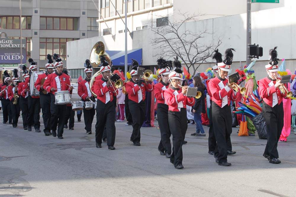 Holiday-Parade-Rogers-marching-band