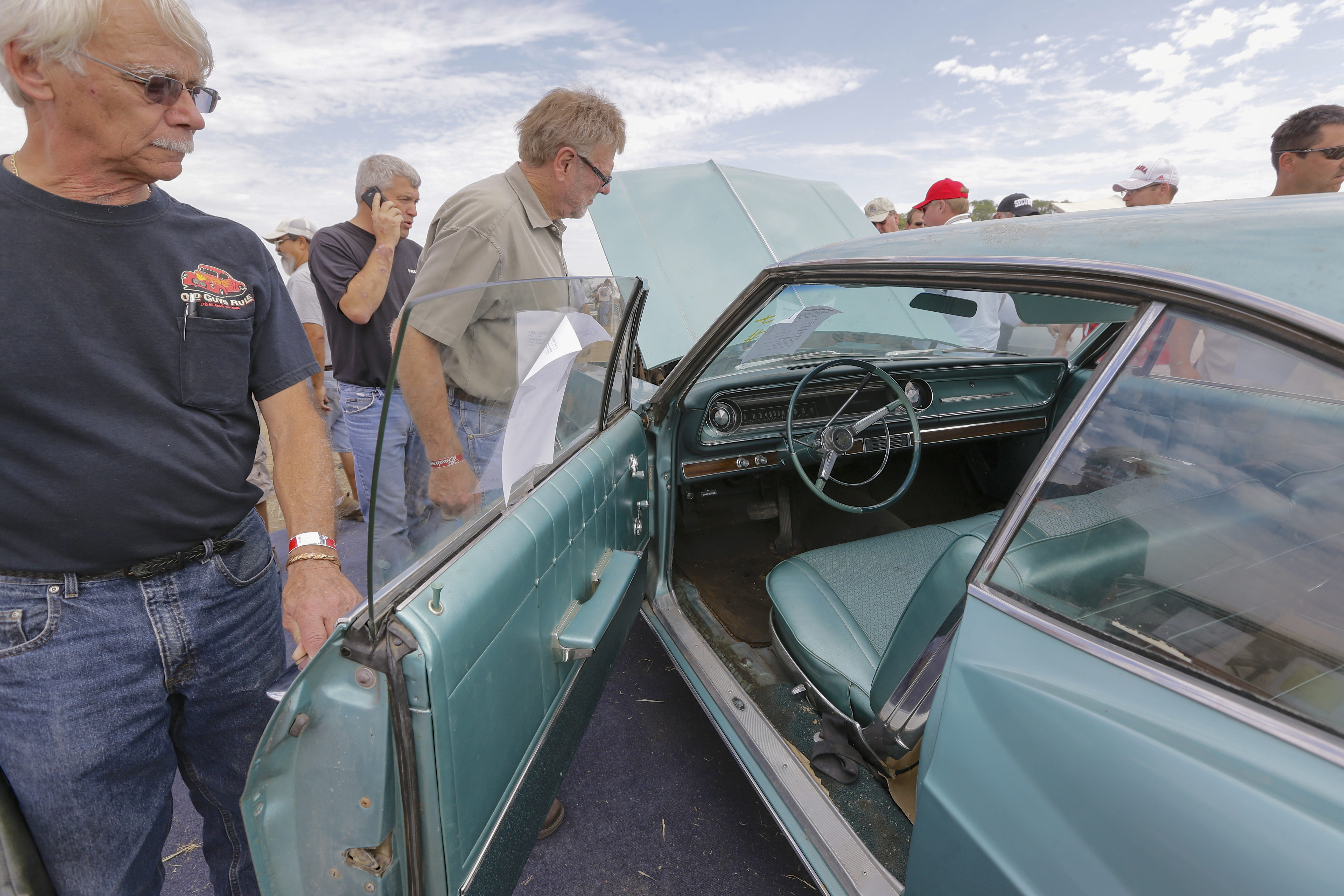 Thousands travel to Neb. for vintage Chevy auction - The Blade