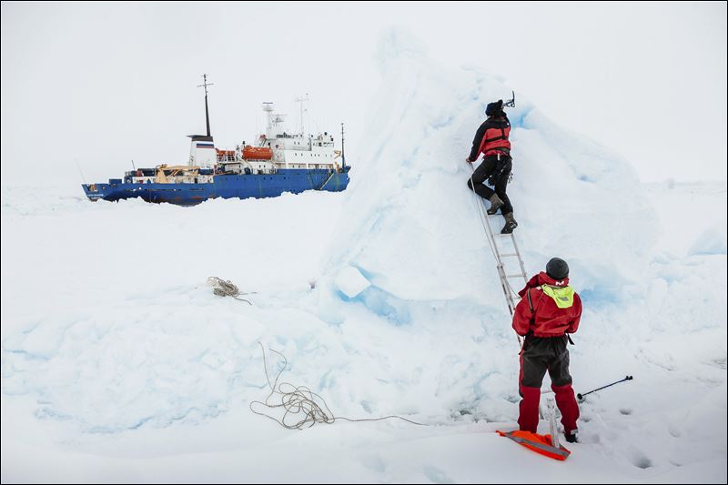  - Antarctica-Icebound-Ship-15