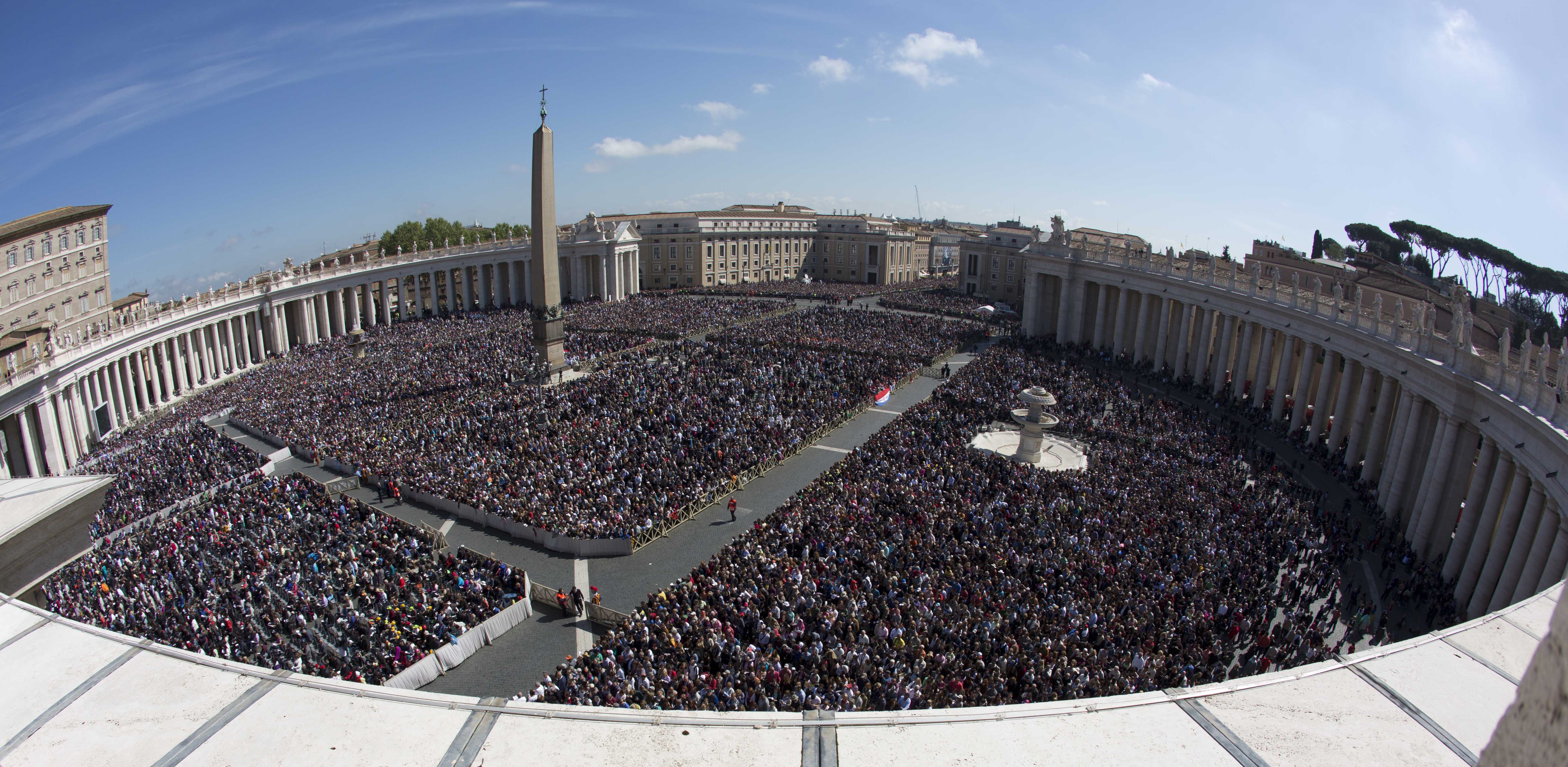 Pope Francis, Huge Crowd Joyously Celebrate Easter - The Blade