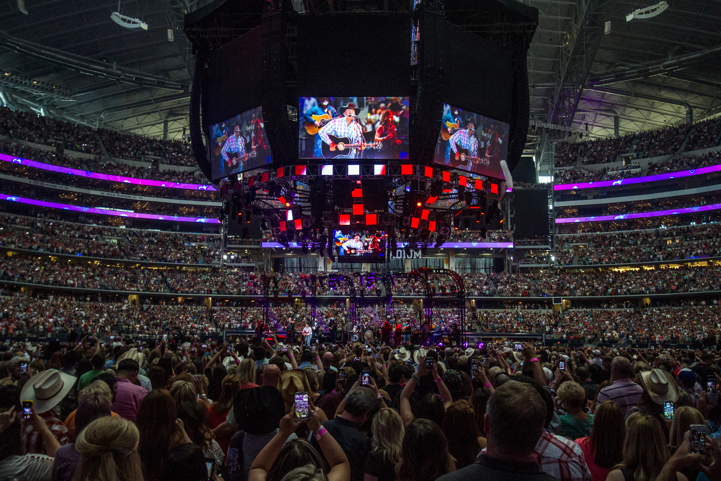 Country star Strait ends nearly 4 decades of touring with final