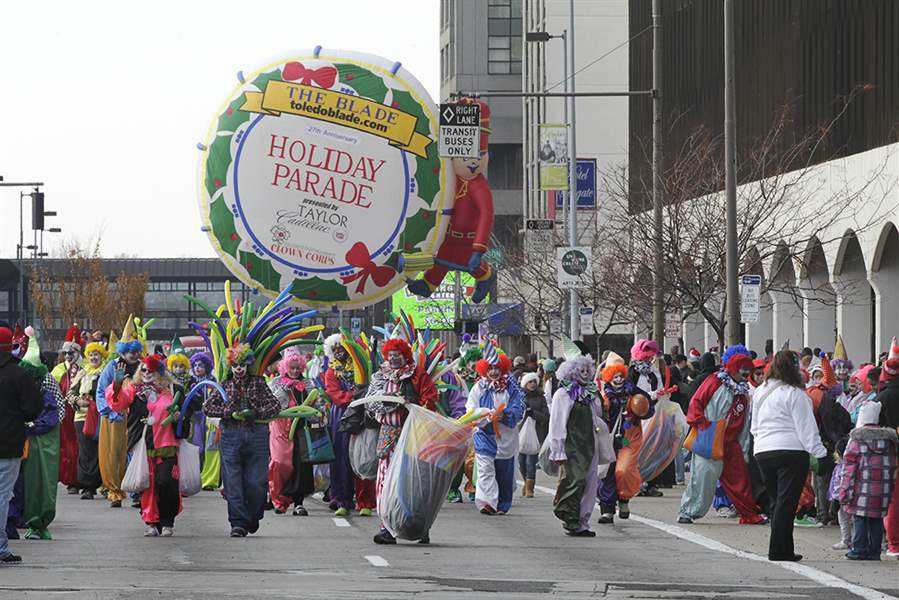Holiday Parade’s cheer warms crowd of thousands in downtown Toledo
