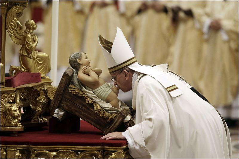 Pope, On Christmas Eve, Urges World To Be Open To God - Toledo Blade