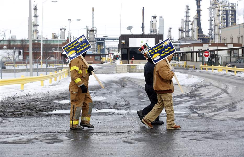 Refinery workers protest at Marathon headquarters - The Blade