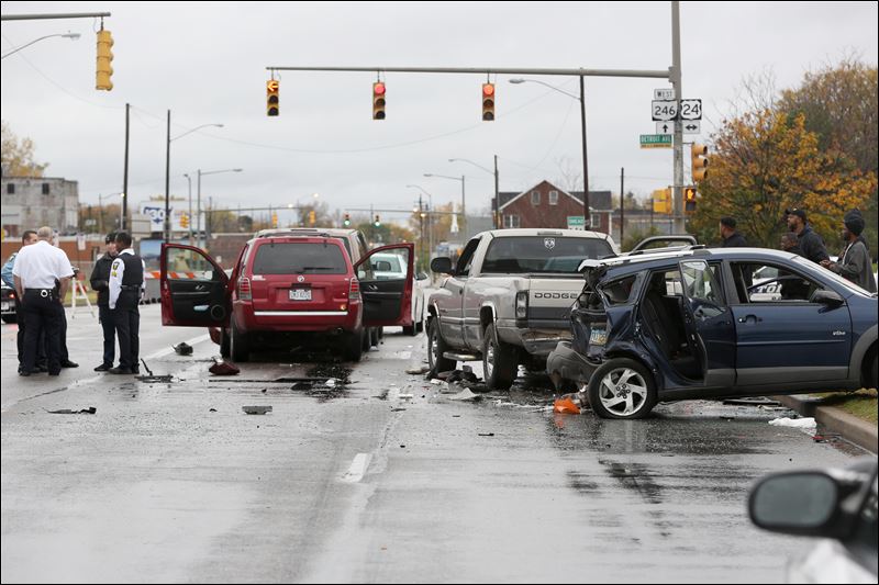 Multiplevehicle crash in central Toledo injures two Toledo Blade