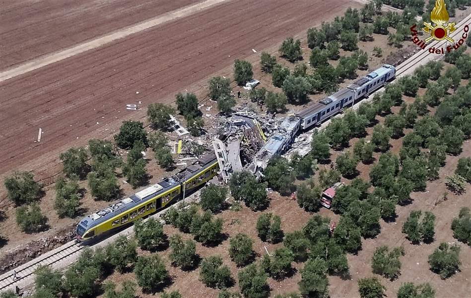 Train crash kills at least 10 in Italy
