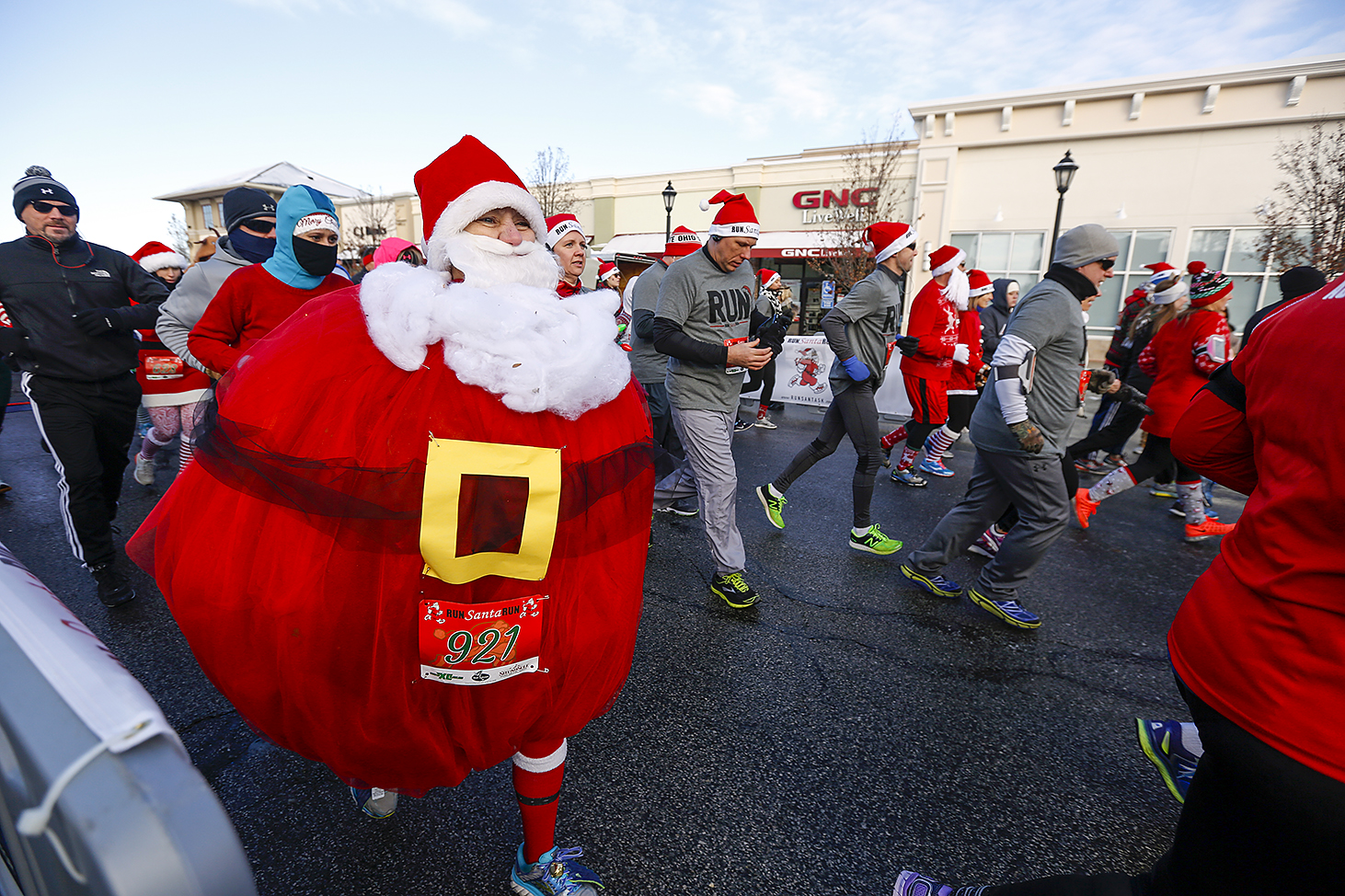 Hundreds of running Santas fill Levis Commons for 5K The Blade