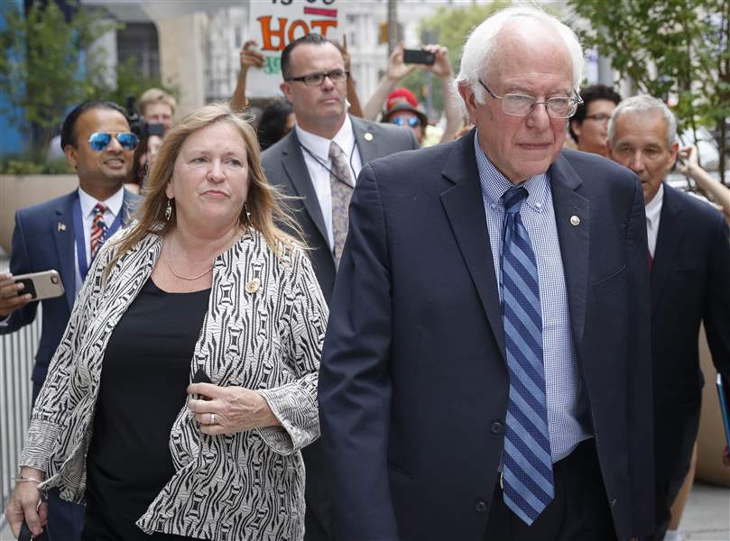 Feds looking into Bernie Sanders, wife over real estate deal pic