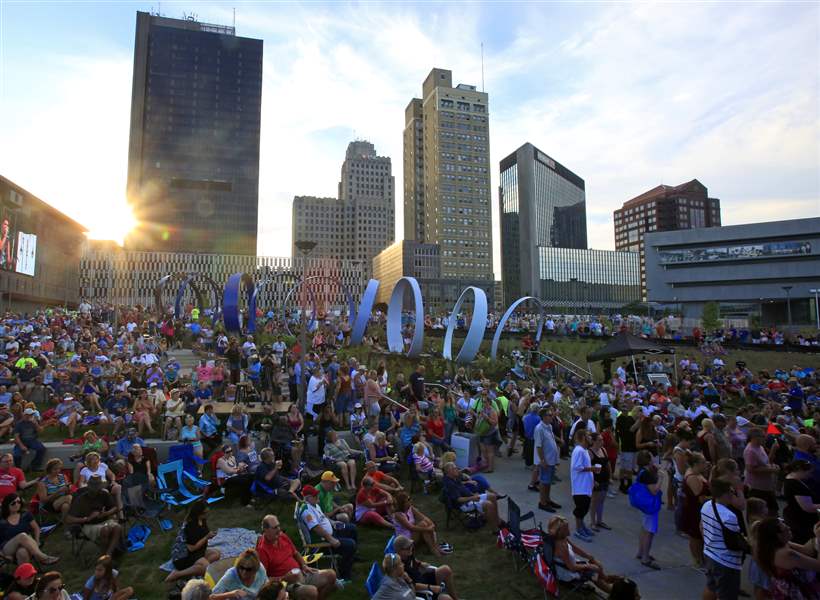 GALLERY Toledoans flock to Promenade Park for outdoor concert The Blade