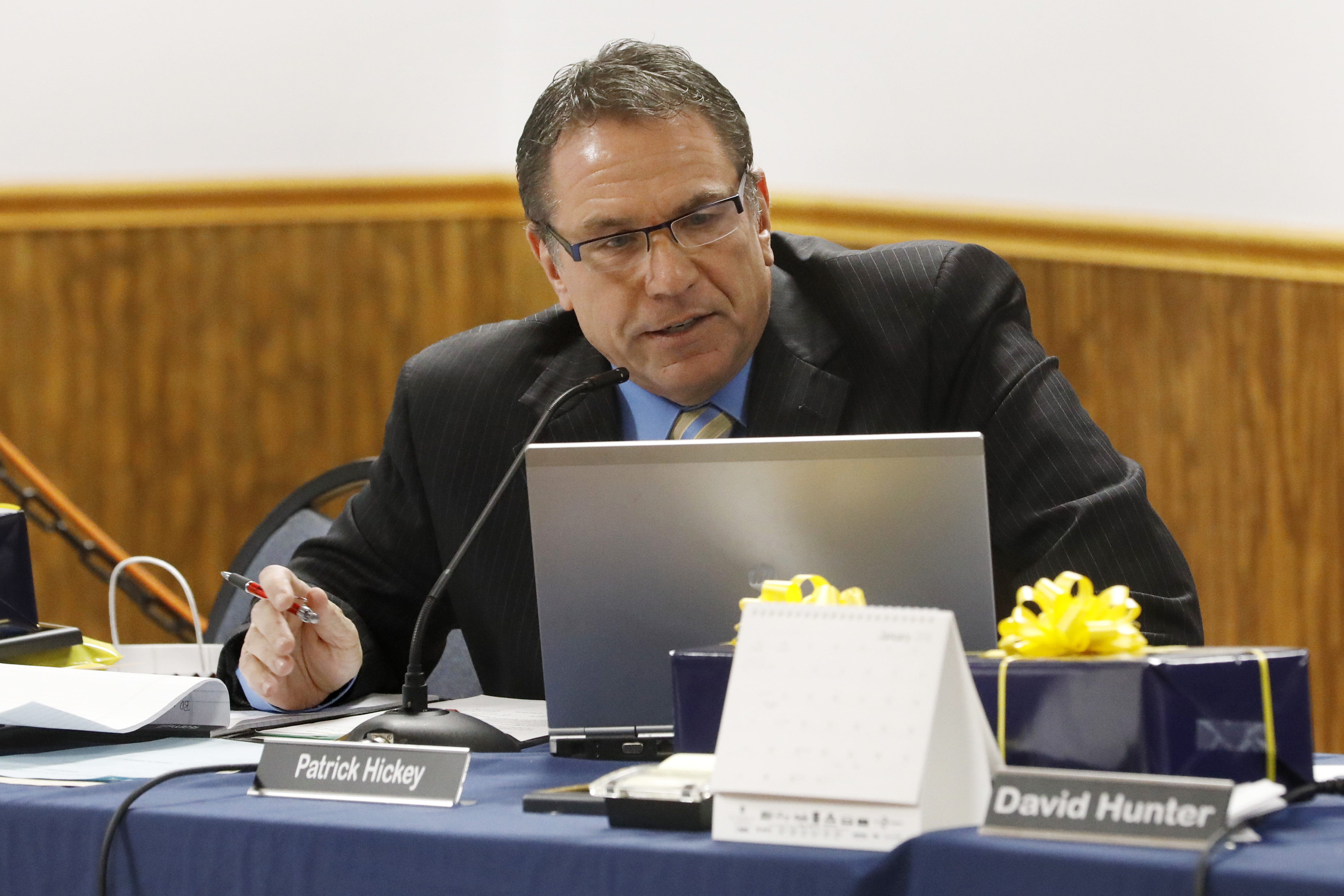 Motion to extend Washington Local Schools superintendent contract fails