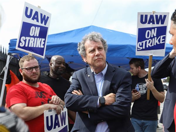 PHOTO GALLERY: Sherrod Brown and Emilia Sykes visit with striking UAW workers