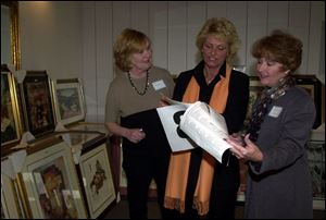 ART WISE: Ann Robichaux, left, Sunni Brown, and Nancy Lohman at the New Neighbors League auction.