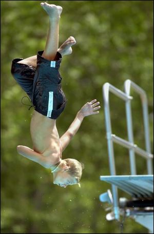 REG regro29 01 - June 29, 2001. Tyler Hoops, 11, does a flip with a twist at the Findlay City Pool as he tries to beat the heat. The Blade/Allan Detrich