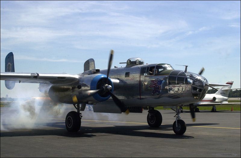 Bomber flights give fans a way to salute old glories - Toledo Blade