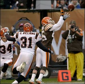 Cleveland's Kevin Johnson catches the game's only touchdown in the second quarter against Cincinnati's Kevin Kaesviham, left, and Darryl Williams. Johnson caught six passes for 113 yards.