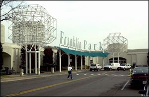 BIZ exterior of the franklin park mall  photo by don simmons jan 14 2002