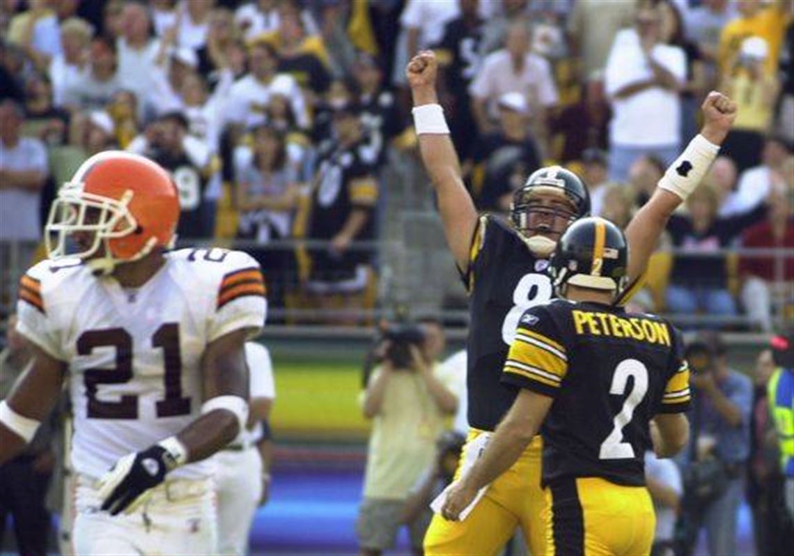 Quarterback Tommy Maddox of the Pittsburgh Steelers looks to pass