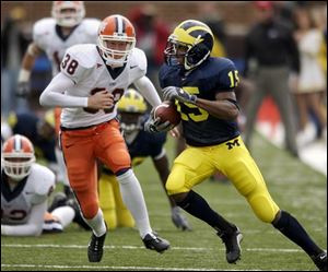 Illinois' Matt Minnes chases Michigan Steve Breaston in vain as the Wolverine returns a punt 74 yards for a touchdown.