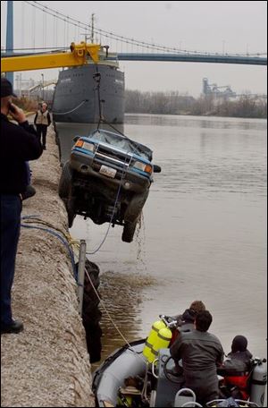 A car is pulled from the Maumee River at International Park after a witness reported seeing it going into the river and a man walking away from the scene. Lisa Dutton 11/17/2003 CTY River17P