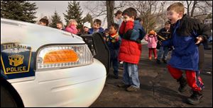 nbr valley19p 4 Febrary 19, 2004.  Kids react to a the siren of a police car Thursday at Maumee Valley Country Day School. Blade photo by Jeremy Wadsworth