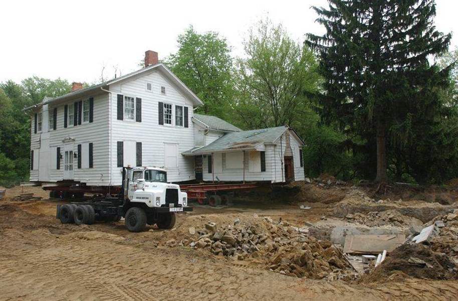 Lathrop-House-begins-move-off-foundation