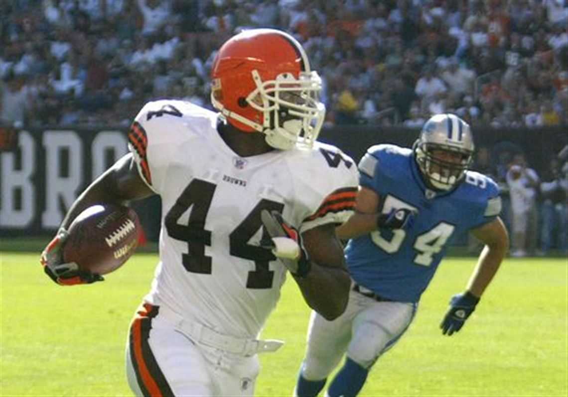 Cleveland Browns running back Kevin Mack (34) carries the football