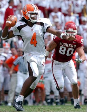 Bowling Green quarterback Omar Jacobs is pressured by Oklahoma's Dan Cody, but the Falcon sophomore connected on 24 of 41 passes for 218 yards and two touchdowns.