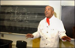 Jon Hendricks works with the members of the University of Toledo's Vocalstra.