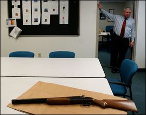 Toledo Police Capt. Ron Spann shows the 20-gauge, double-barreled shotgun that was used in the fatal shooting at DaimlerChrysler s Toledo North Assembly plant on Chrysler Drive.
