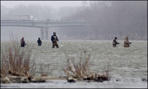 ROV Cold Fish -- Fishermen don't let the snow and cold keep them from angling for walleye on the Maumee River Wednesday, 03/23/05. The Blade/Andy Morrison