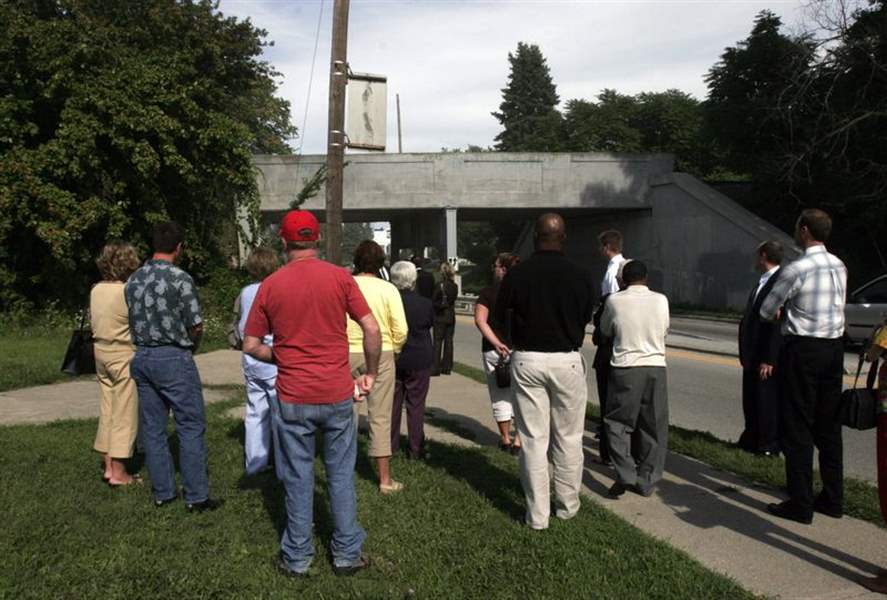 Jurors-visit-overpass-to-examine-death-scene-2