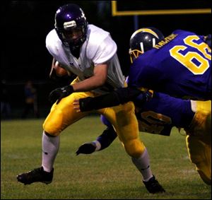 Blissfield s Mike Leking tries to avoid an Ida defender last week.
