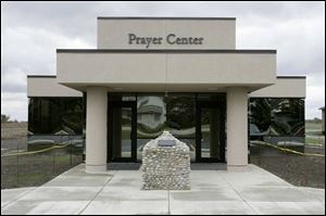 Dayspring Assembly of God in Bowling Green has dedicated its new prayer chapel, the design of which is based on the Lord s instructions to Moses, in Exodus, on how to build a tabernacle.