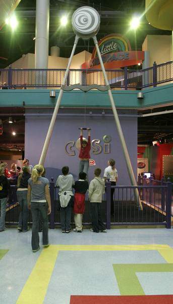 Giant-Yo-Yo-puts-users-up-in-the-air-2