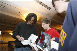 Cartoonist and author Jeff Smith signed autographs for Matt Kautz, 12, before speaking at the Stranahan Theater. Smith was the
featured guest for the Authors!
Authors! series sponsored by
The Blade and the Toledo-Lucas
County Public Library. 