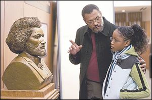 Dr. Larabee (Laurence Fishburne) introduces Akeelah (Keke Palmer) to black historical fi gures in Akeelah and the Bee.