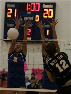 St. Ursula s Kelly Thomas (5) blocks against Jessica Batanian of Notre Dame last night at Notre Dame Academy. The Eagles, however, defeated the Arrows 18-25, 27-25, 29-27, 18-25, 15-5. St. Ursula had defeated 139 consecutive northwest Ohio opponents, a streak that dated to 1999. The Arrows also had won 81 straight matches against City League competition. Notre Dame coach Scott Mattera was a former assistant at St. Ursula. 