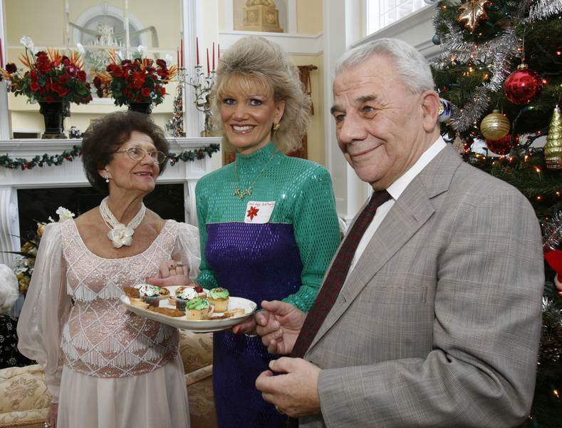 Opera-Guild-Holiday-Tea-presented-in-elegant-setting