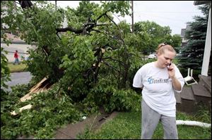 Tammie Kerr calls Toledo Edison to report her power is out after a band of heavy thunderstorms
moved through the area, downing tree limbs and power lines and burying her car outside her home at 651 Knower St. in Toledo s south end. Thousands of homes and businesses in the area also lost power because of yesterday s storm. 