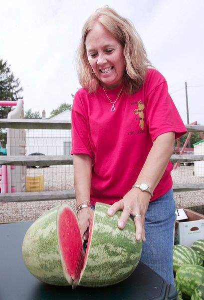 NEAPOLIS-TURNS-OUT-FOR-MELON-FESTIVAL