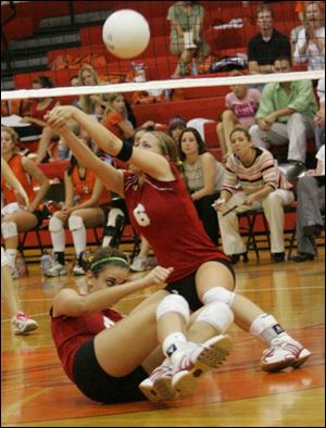 Bowling Green's Kathy Bibler, left, and Lindsey Nelson hit the floor to make a play.