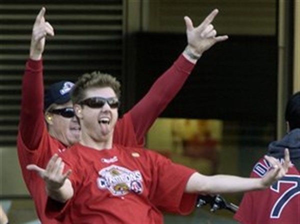 Papelbon wears kilt, dances jig in Red Sox victory parade