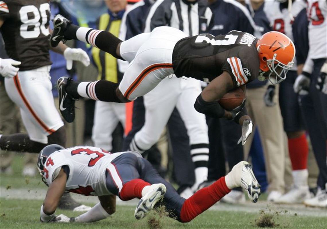 Cleveland Browns' Braylon Edwards, front, catches a 17-yards pass